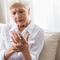 9 Possible Causes of Hand Pain That Won’t Go Away