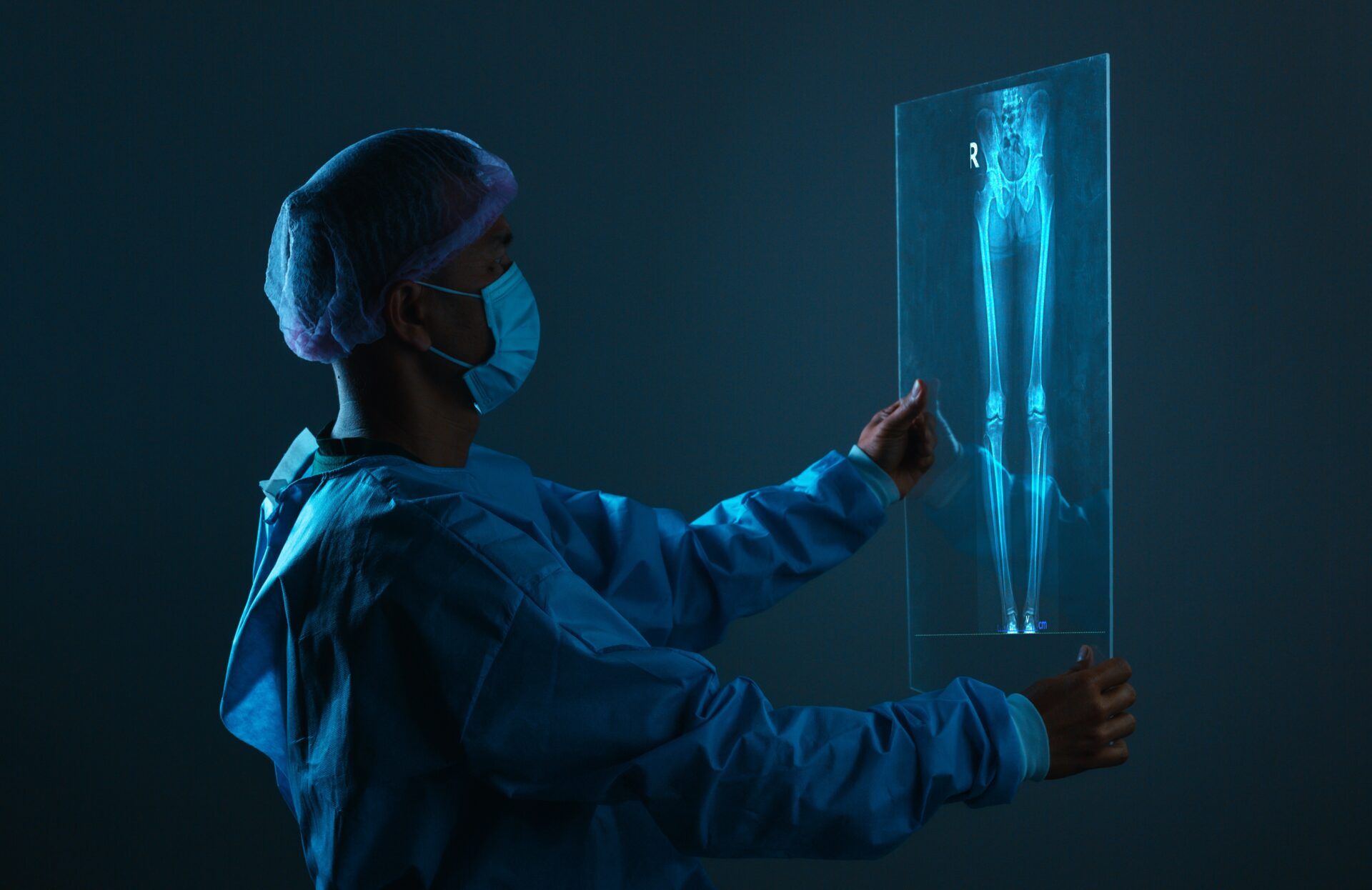 A doctor reviews a patient’s follow-up image after a total hip replacement to ensure recovery is progressing smoothly and the joint is working correctly.